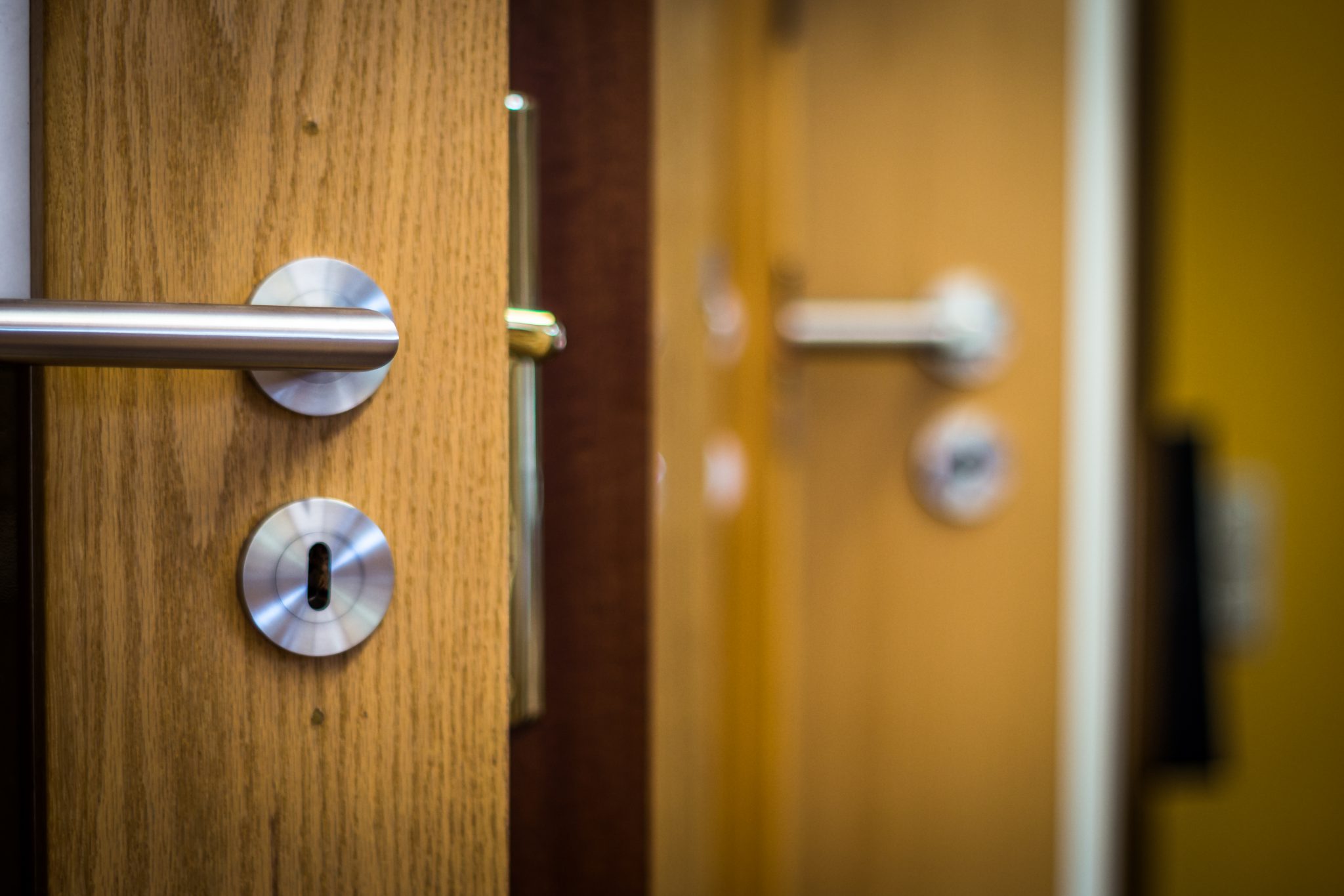 8 Tipps: So pflegen Sie am besten Ihre Zimmertüren!